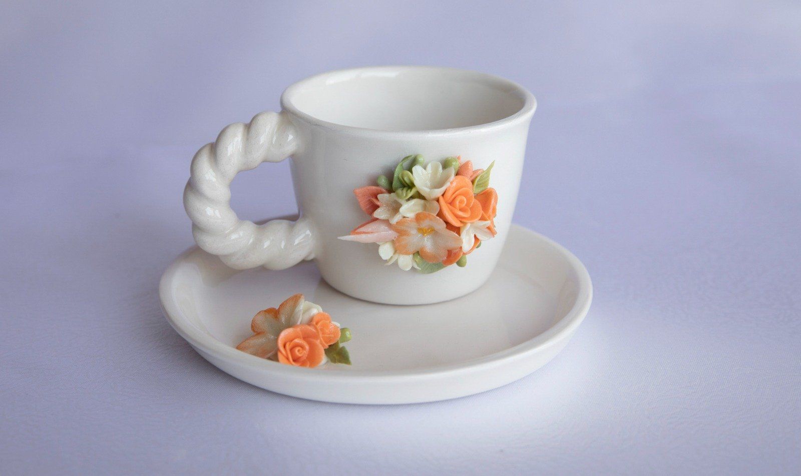 Soğuk Porselen ile yapılmış Turuncu Beyaz Çiçeklerle Süslenmiş Kıvrık  Kulplu kahve fincanı